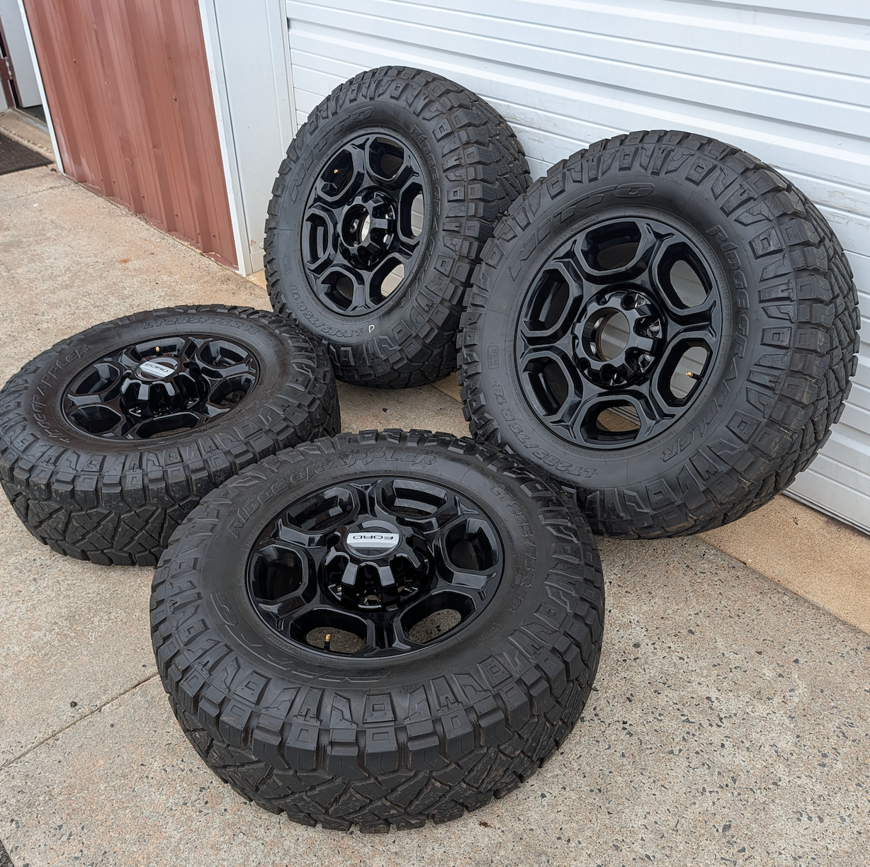 Gloss Black Ford F-250 / F-350 Super Duty OEM 18” Wrapped in Nitto Ridge Grappler LT285/75R18