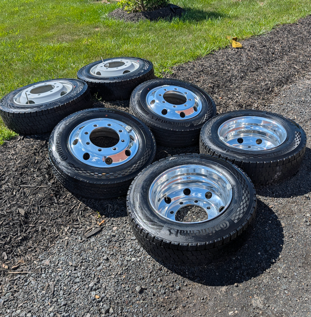 OEM 19.5” Alcoa Chevrolet 4500 / 5500 Wheels wrapped in Continental Conti HDR5 265/70R19.5 tires.