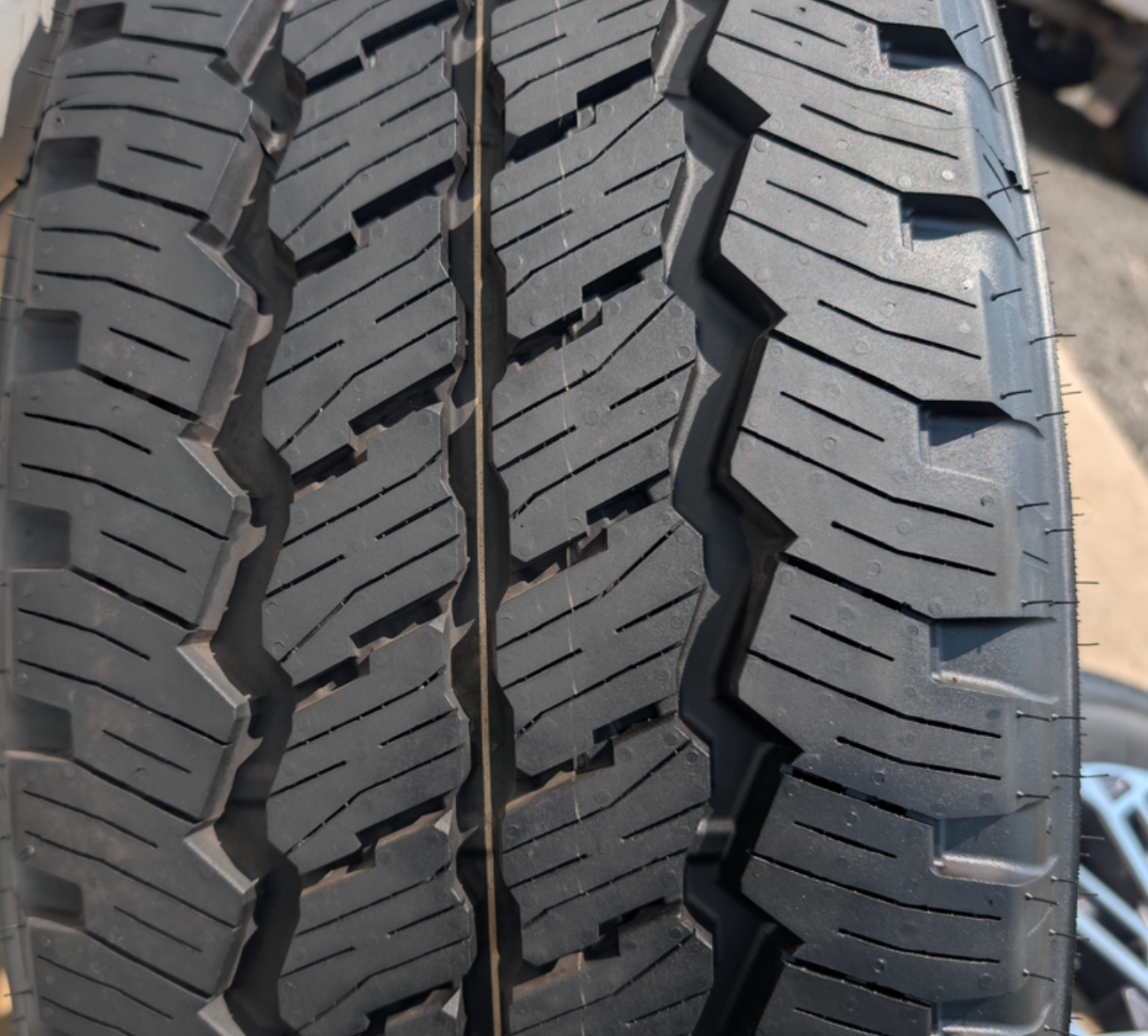 Machined Ford F-250 / F-350 Platinum / Limited OEM 20” Wrapped in Bridgestone Dueler LT275/65R20