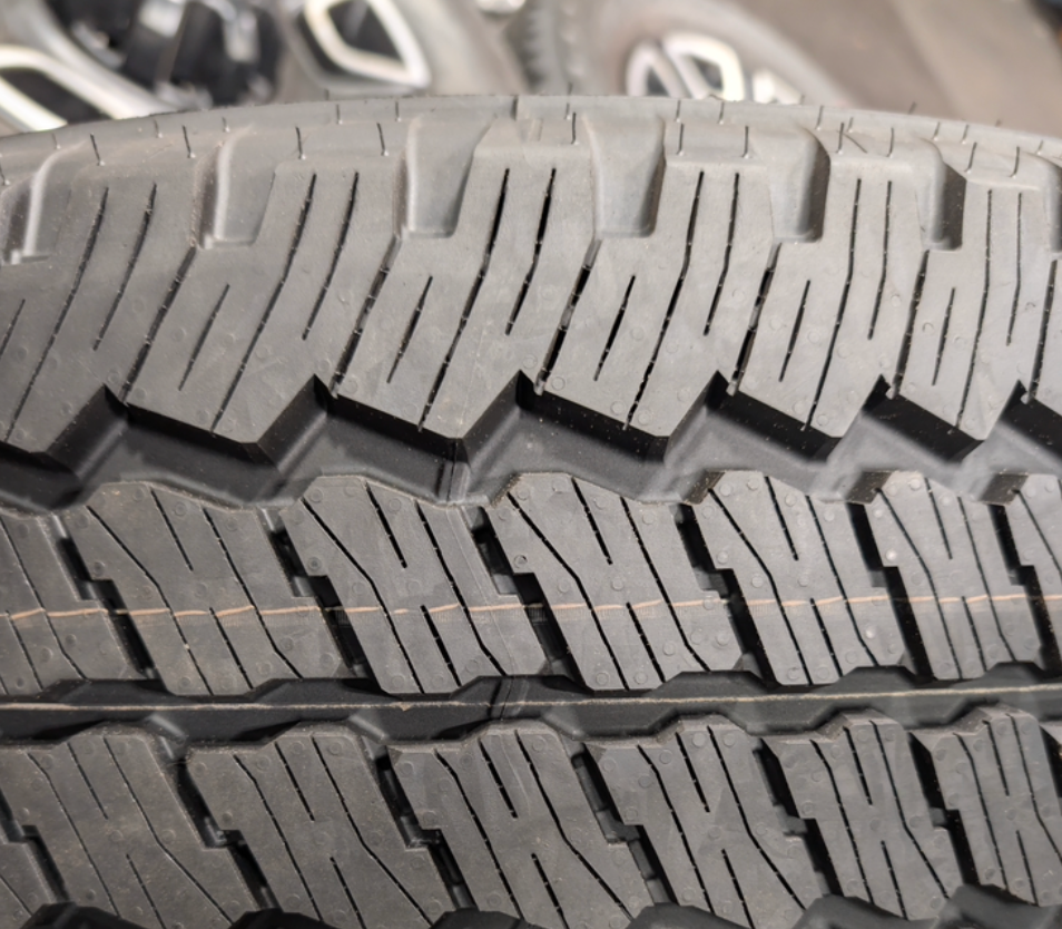 Machined Ford F-250 / F-350 Super Duty Platinum OEM 20” Wrapped in Bridgestone Dueler A/T LT275/65R20