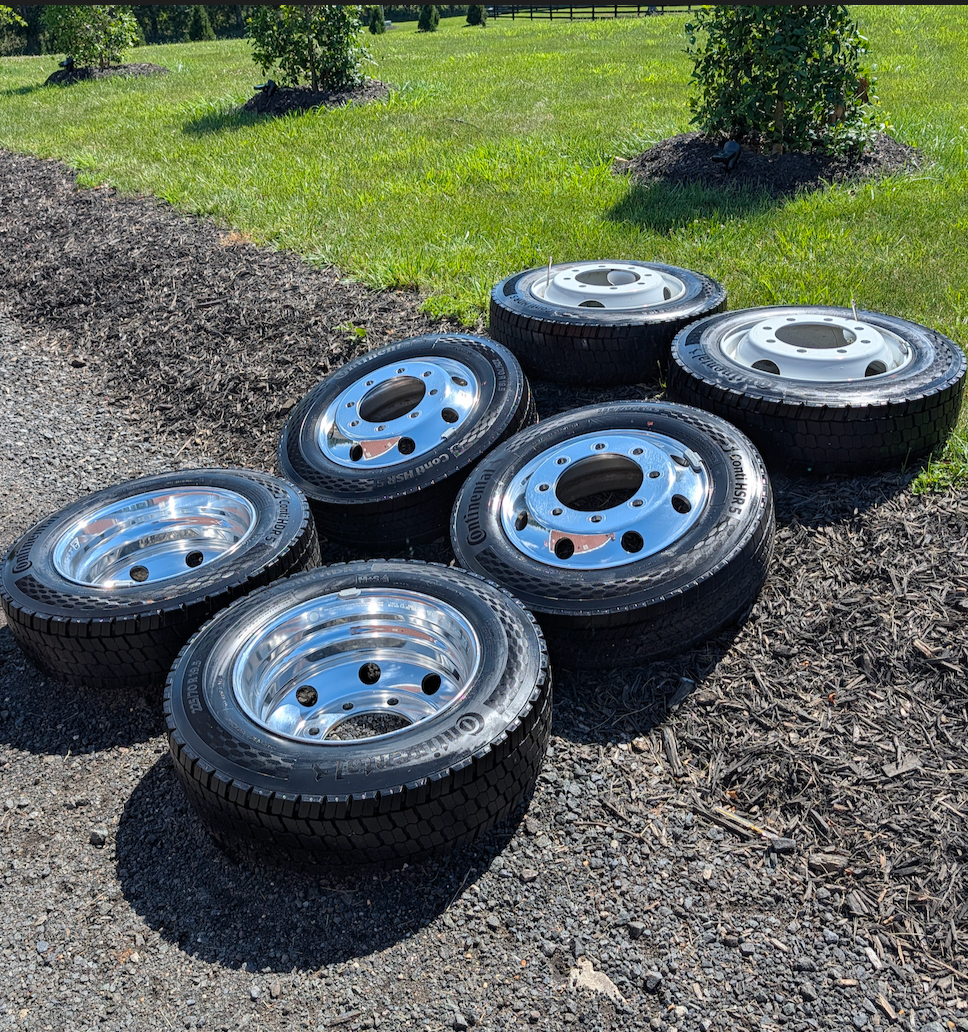 OEM 19.5” Alcoa Chevrolet 4500 / 5500 Wheels wrapped in Continental Conti HDR5 265/70R19.5 tires.
