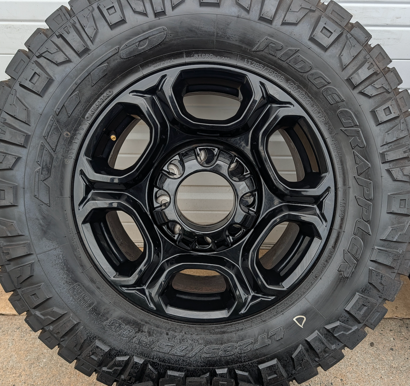 Gloss Black Ford F-250 / F-350 Super Duty OEM 18” Wrapped in Nitto Ridge Grappler LT285/75R18
