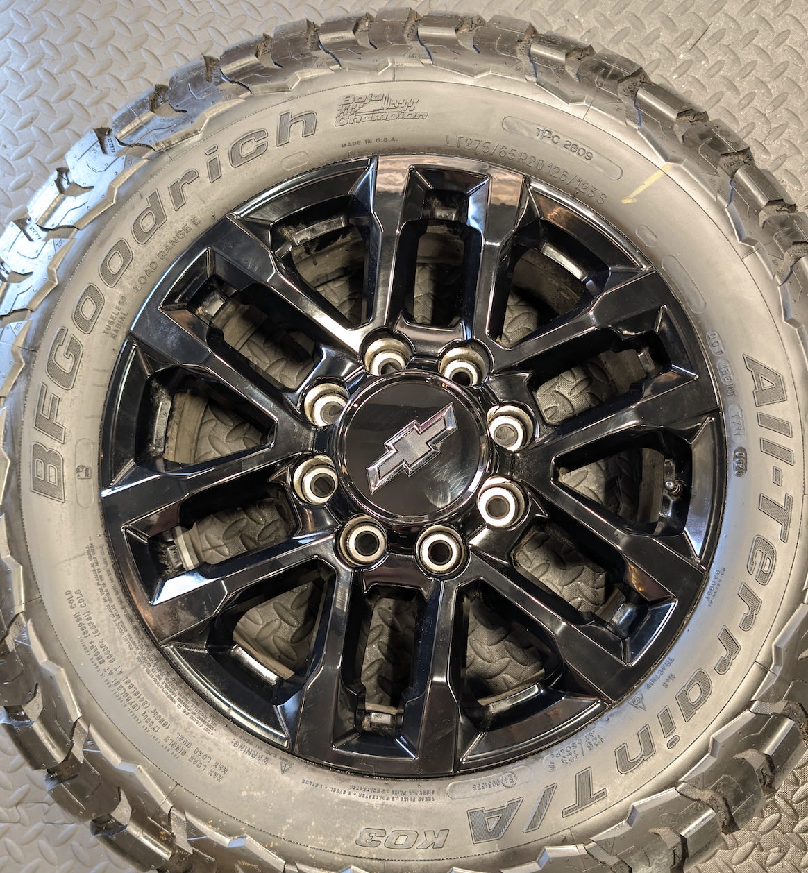 OEM 20” Black GM 2500HD / 3500HD Wheels wrapped in LT275/65R20 BFGoodrich All-Terrain T/A tires.